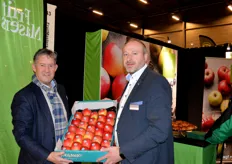 Gerard Kievits en John van Os van Fruitmasters moeten trakteren! Zij poseren voor AGF.nl met Morgana® appelen